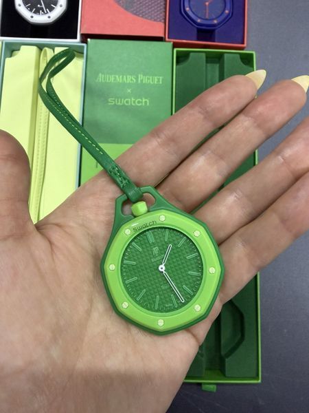 Дизайнерские часы Swatch Royal Pop, 1:1 Карманные цвет Green Eight 117717 фото
