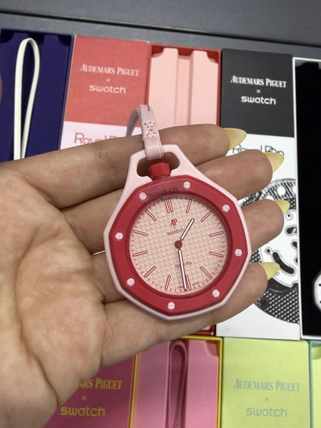 Дизайнерские часы Swatch Royal Pop, 1:1 Карманные цвет Sakura Iro 117720 фото